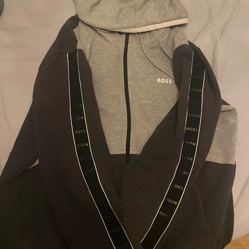 Hugo Boss zip hoodie, köpt i Urban Modern på Väla. Nypris: 2100. Hoodies.