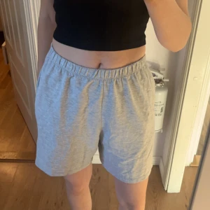 shorts  - gråa sköna shorts från Nelly.com