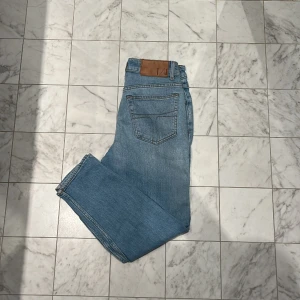 Tiger of Sweden jeans  - Tjo, säljer ett par riktigt feta Tiger of Sweden jeans i storleken 27/30 samt färgen ljusblå. Skick 9/10 smått använda men annars inga problem. Kom dm för fler bilder/frågor osv!😊