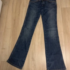 Bootcut jeans  - Low waist bootcut jeans har dock sprättat upp benen längs nere nu skriv för fler bilder ifall du är intresserad ❤️