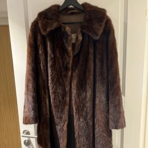 Pälskappa - Pälskappa/jacka i äkta päls (mink) sitter snyggt overzize på mig som är en 34a/xs så passar allt från xs-m