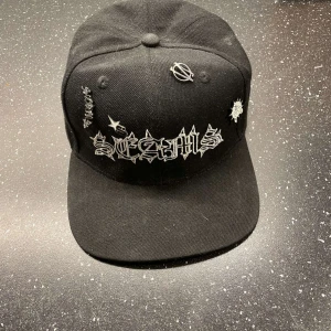 Fitted Keps - Fitted keps från SEAMS. Inga defekter, kommer med olika pins som man kan designa kepsen med.