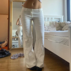 Lågmidjade linnebyxor❤️ - Säljer dessa så snygga lågmidjade linnebyxor från brandy Melville❤️❤️ så unika bakfickor och perfekt till våren⚡️ finns ej att köpa längre!! Midjemått: 37 cm, innerbenslängd 82 cm