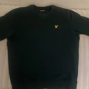 Lyle & scott tröja  - Använt 2 gånger och kommer inte till användning längre, i bra skick  Den är i mörkgrön färg 