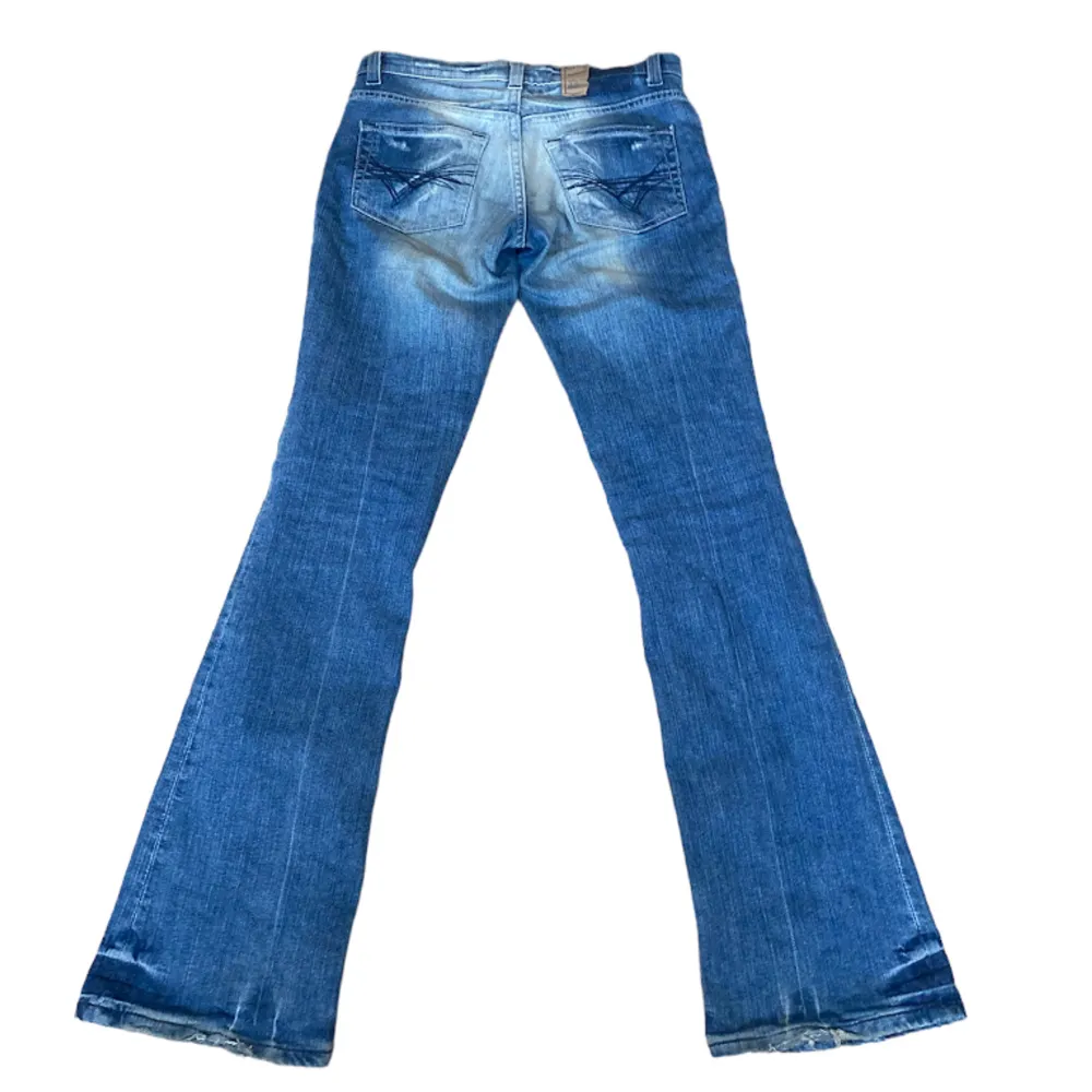 Jättefina lågmidjade jeans från River Island i jättebra skick. Skulle säga att färgen är som på sista bilden. Står storlek 6 men skulle väll säga att de är S. Innerbenslängd: 84 cm Midjemått mätt rakt över: 38 cm. Jeans & Byxor.