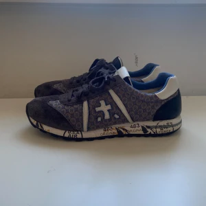 Premiata sneakers  - Ett par riktigt feta Premiata dojor i riktigt bra skick, storlek 42 passar även 43 och har ett unikt mönster. Skriv vid fler frågor eller funderingar.