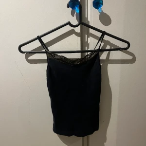 Linne - Mörkblått linne med spettskant.