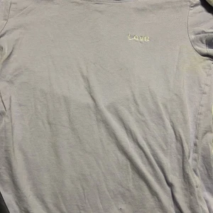 T-shirts  - Ljus lila t-shirt i strl xs Behövs fläckborttagningsmedel tvätt Finns i Visby 