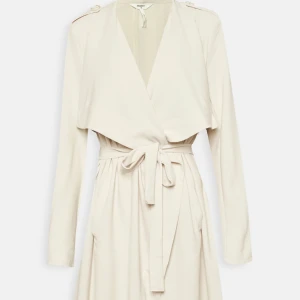 Beige vårkappa - Säljer min superfina kappa från märket Object i färgen SandShell. Väldigt populär vårkappa och säljer då den inte passar mig och är för stor för just mig. Storlek L men passar även M.  Bara använd 1 gång. 😊