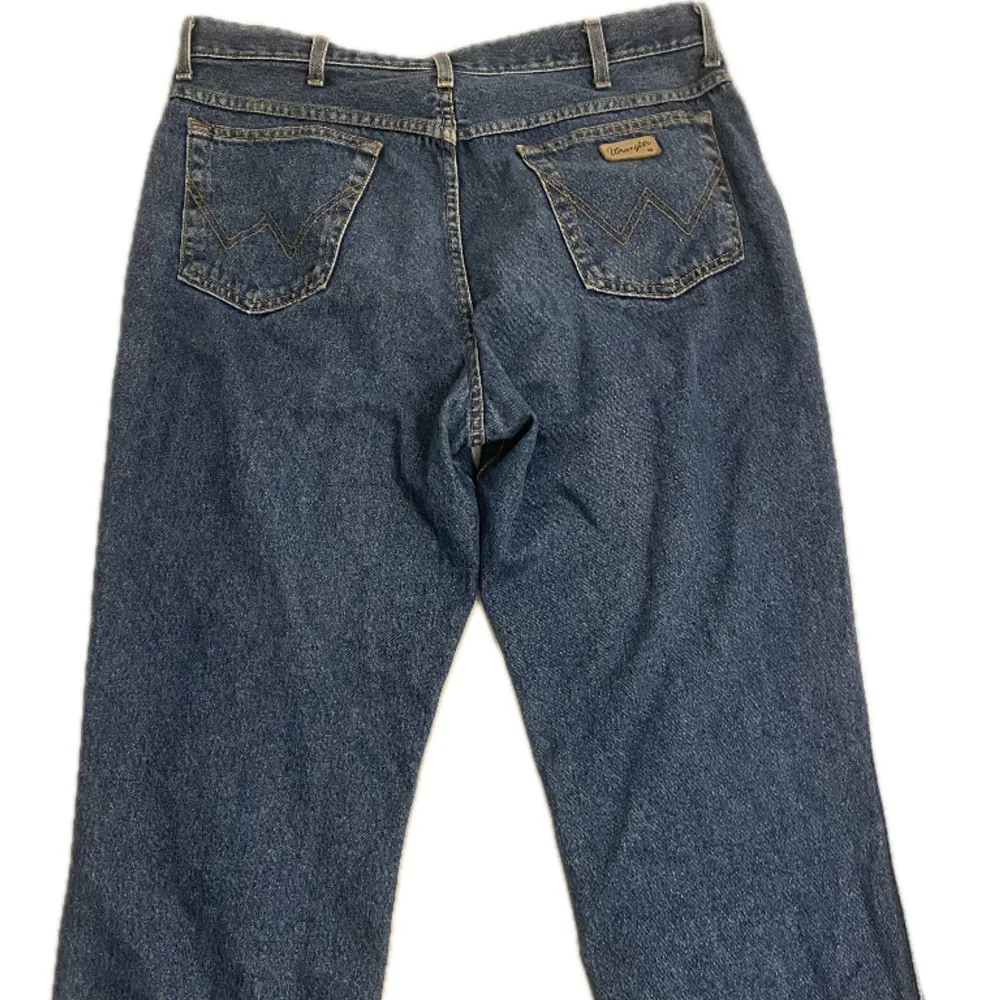 Säkjer dessa snygga wrangler jeansen då dom är för stora för mig 💙 lite slitna nere vid hälarna men annars bra skick. Skulle säga att dom är ca strlk 46. Jeans & Byxor.