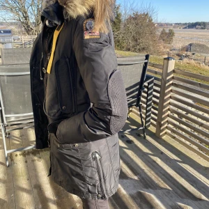 Parajumper jacka - Inköpt på johnells för några år sedan, bra skick förutom ett litet hål som inte syns precis i fickans syning. Skickar bild vid intresse, 