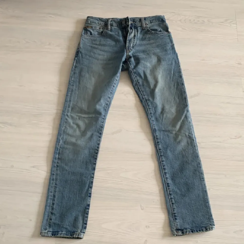 Säljer dessa tvärfeta Ralph lauren jeans andvända Max 3 gånger dom är i nyskick , nypris runt 2000,. Jeans & Byxor.