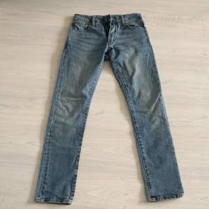 Säljer dessa tvärfeta Ralph lauren jeans andvända Max 3 gånger dom är i nyskick , nypris runt 2000,