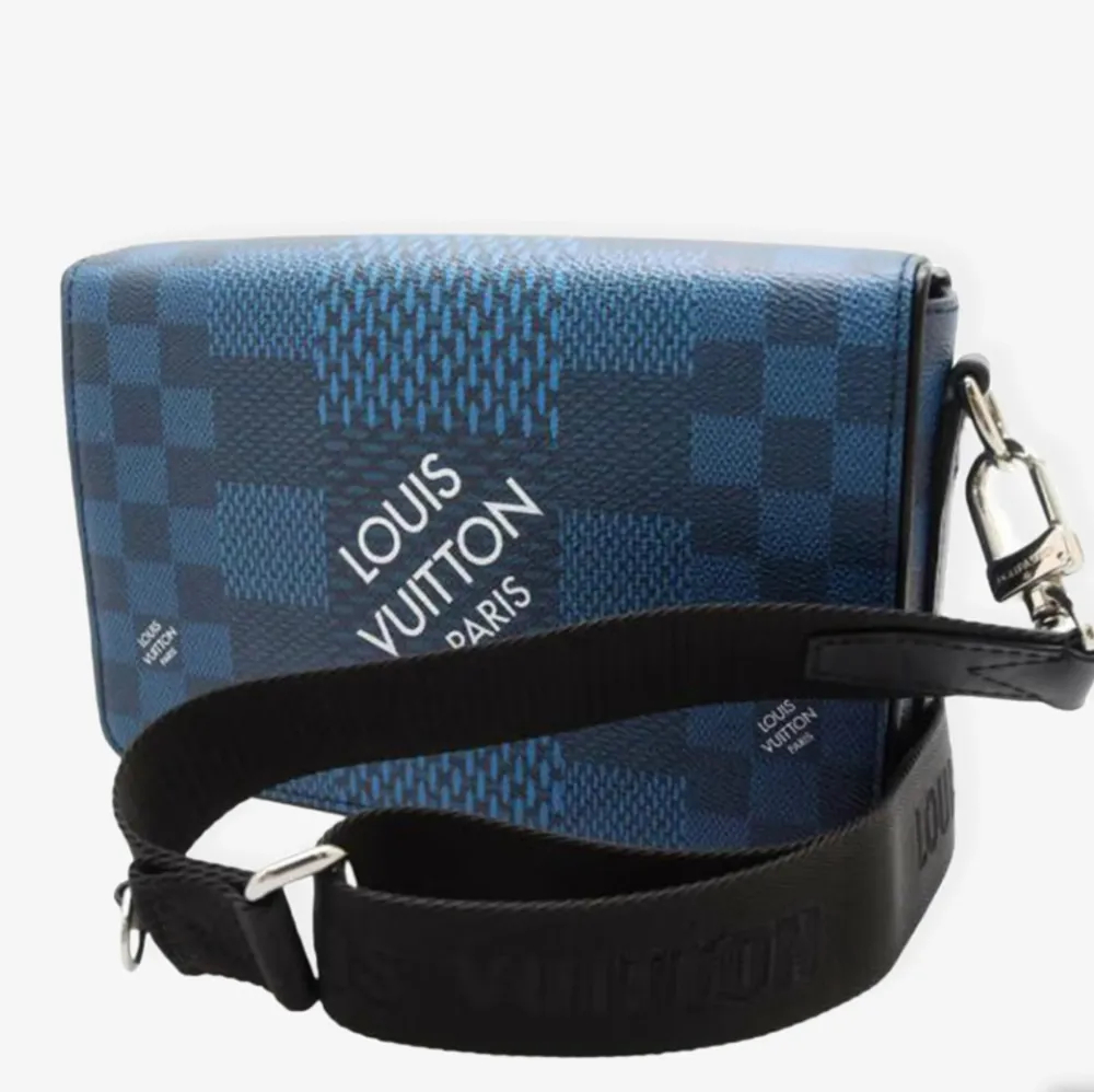 Louis Vuitton axelremsväska, säljer pga att jag inte använder den. Har tyvärr inget äkthetsbevis då den är köpt på second hand, därav billigt pris men den är sparsamt använd, inga tecken på slitage. Riktigt bra kvalitet!🤩. Väskor.
