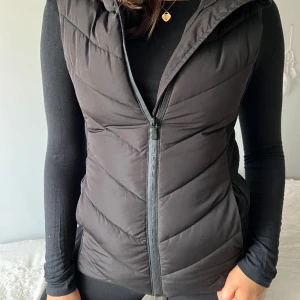 Zara väst - väst från Zara. säljer då den inte kommer till användning längre. bra skick!