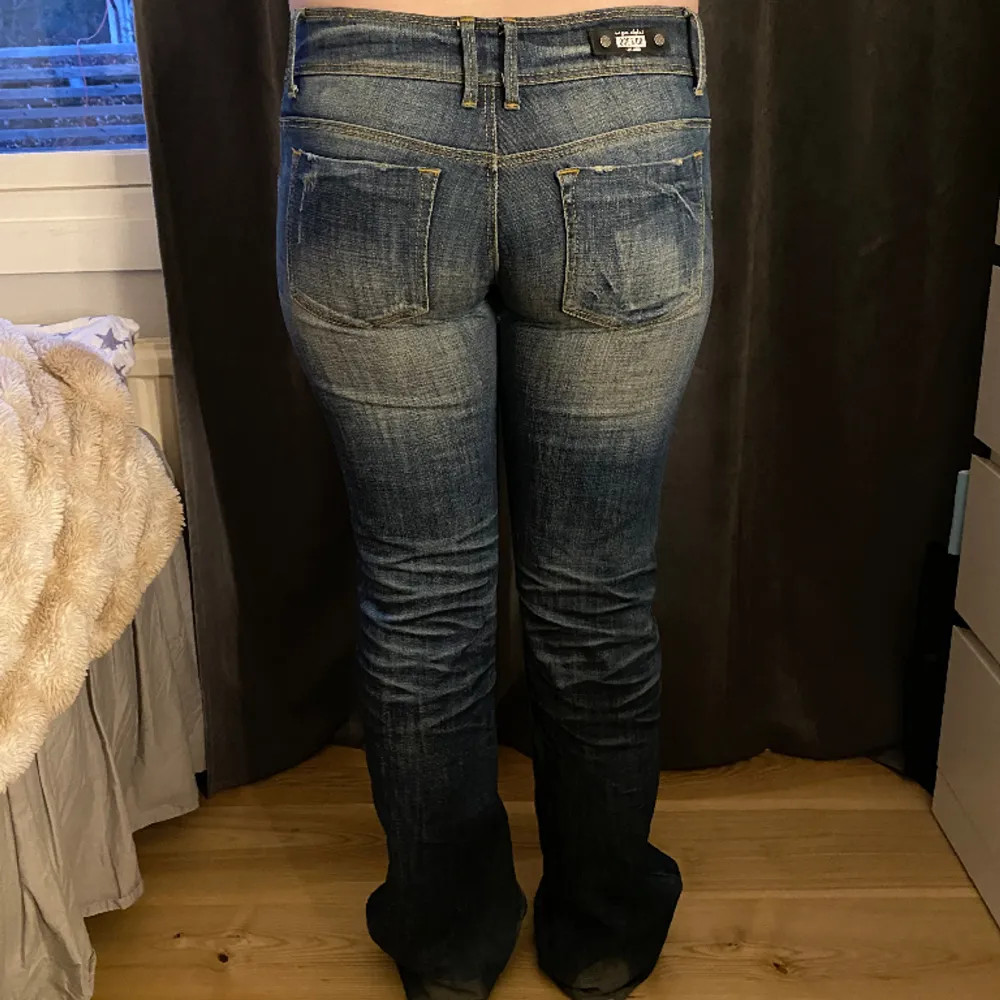 Blå jeans i storlek S-M (Midjemått rakt över 44, Innerbenslängd 83) Dom är i okej skick med ett litet hål vid skrevet. . Jeans & Byxor.