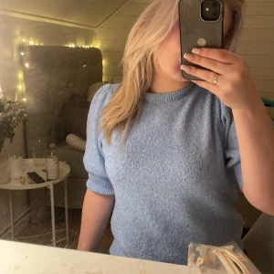 Stickad tröja - Stickad blå t shirt från vero Moda. Kommer ej till användning