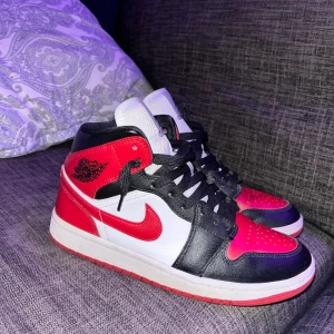 Jordan 1 - Säljer att par jordans 1 då dom inte kommer till användning. Dom har används 2-3 gånger bara. Köpt från zalando för ungefär 1300. Prins kan diskuteras. (Jag har inte kartongen kvar)