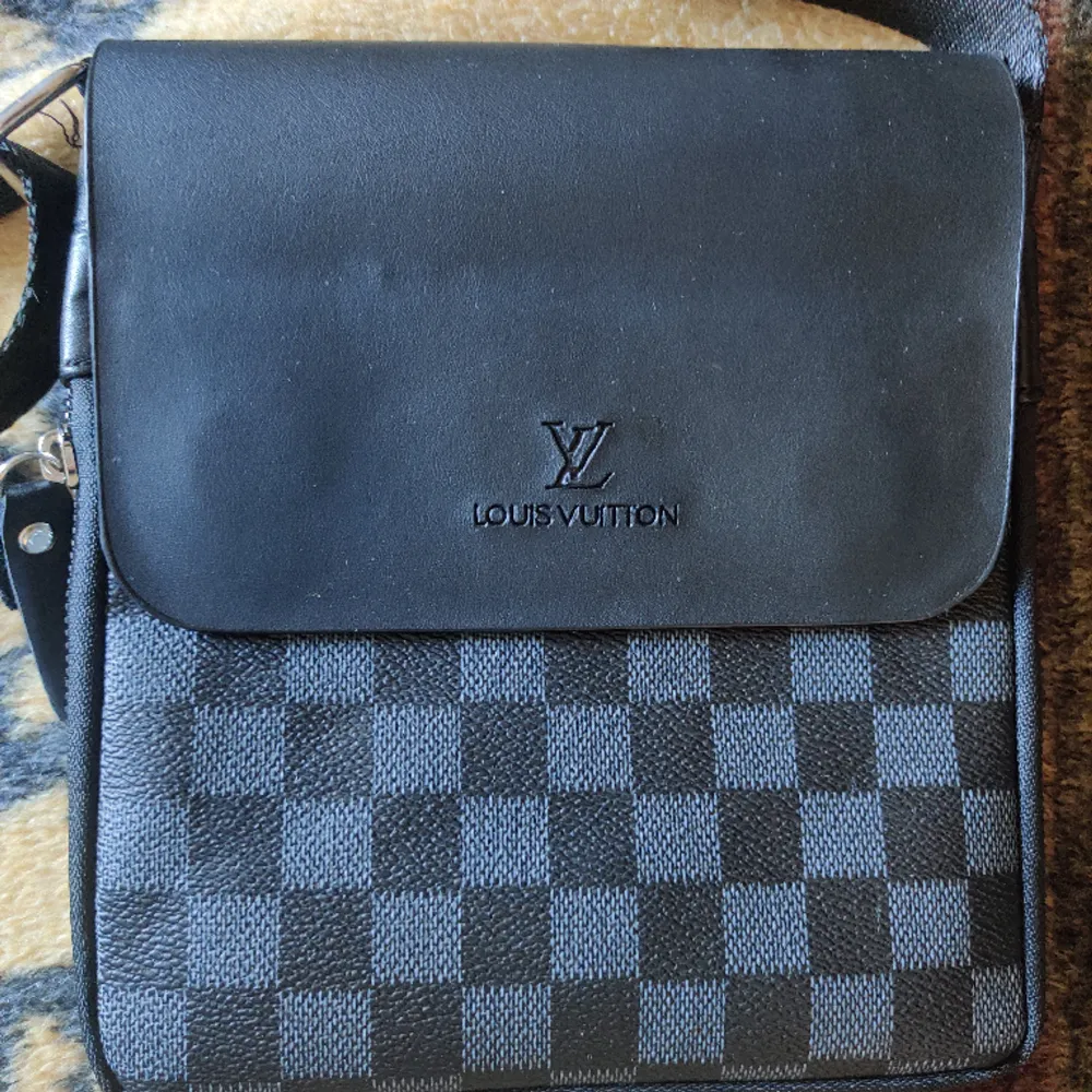Tjena. Säljer nu min fina Louis Vuitton väska som är i väldigt bra skick. Den är lagom storlek med flera olika fack. Passar nu till sommaren. . Väskor.
