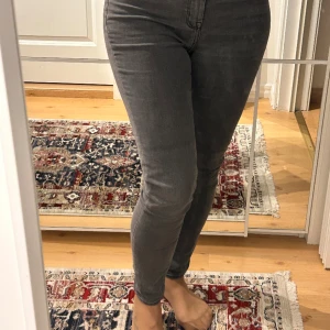 Jeans H&M - Svart/grå stretch jeans från H&M i storlek 38.  Har använt byxorna 2-3 gånger.  