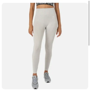 Gymshark vital seamless tights  - Storlek S, använda fåtal gånger. Stretchigt och skönt material som funkar till både styrketräning och löpning. Skickar fler bilder om det önskas :) 