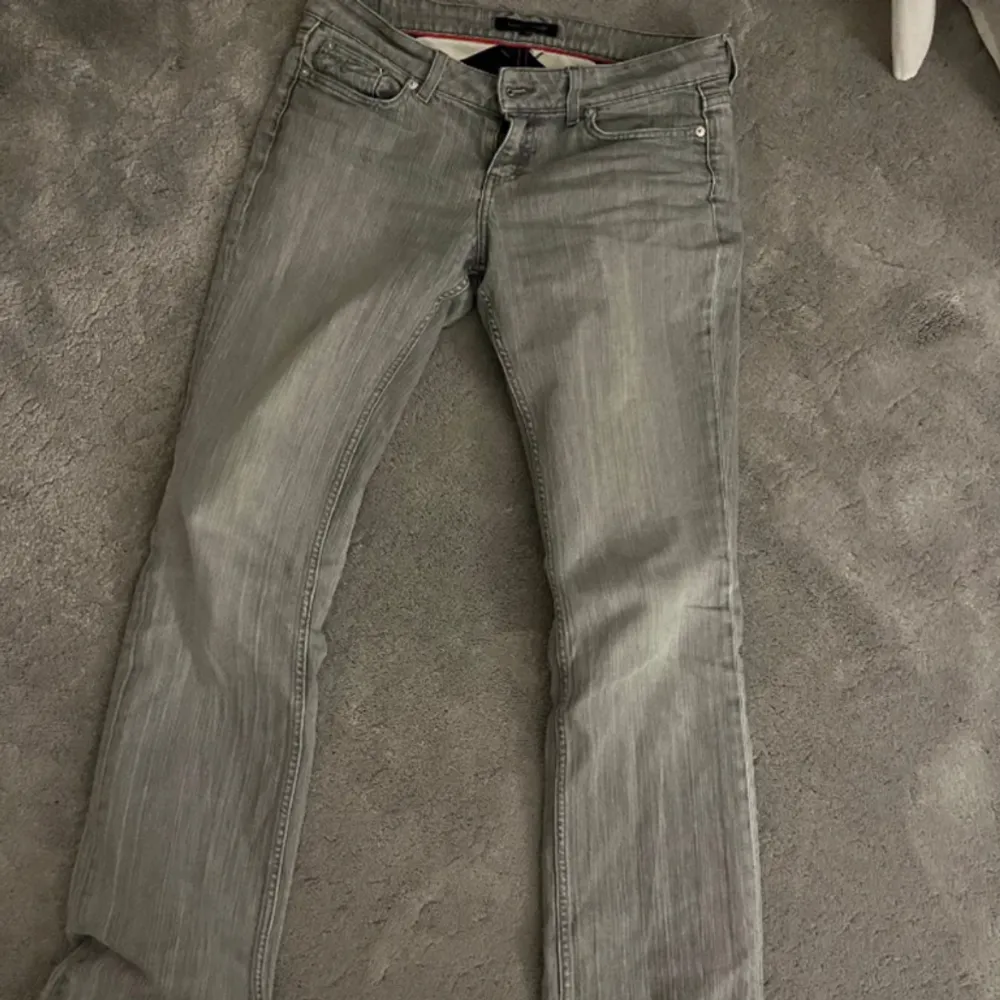 Jätte snygga lågmidjade jeans från Tommy Hilfiger med bootcut. Säljer nu för att de är för stora. Pris kan diskuteras Storlek: 30/34. Jeans & Byxor.