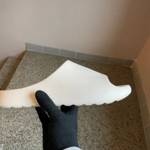 Yeezy tofflor  - Sköna tofflor perfekt till sommaren om man vill ha sköna tofflor som man inte bryr sig om så mycket❤️‍🔥