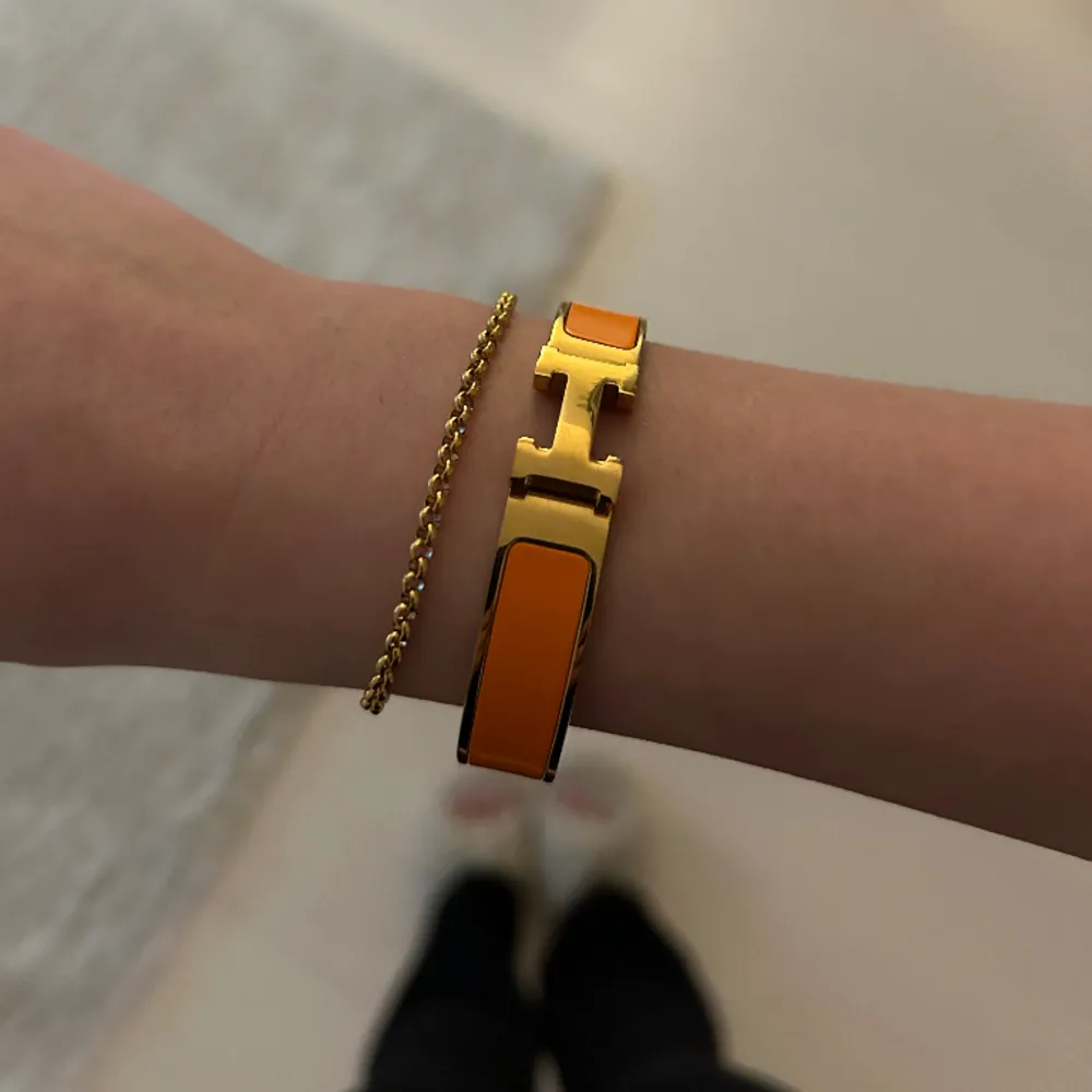 Säljer mitt Hermes liknande armband för att jag inte använder det. Det är i ny skick och inga defekter. Skriv för mer information eller bilder🧡. Accessoarer.