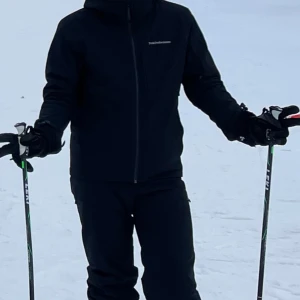 Peak performance skidställ - Ett snyggt svart skidställ frpn peak performance. Endast använd en gång! Nypris 10000, storlek L på både byxor och jacka