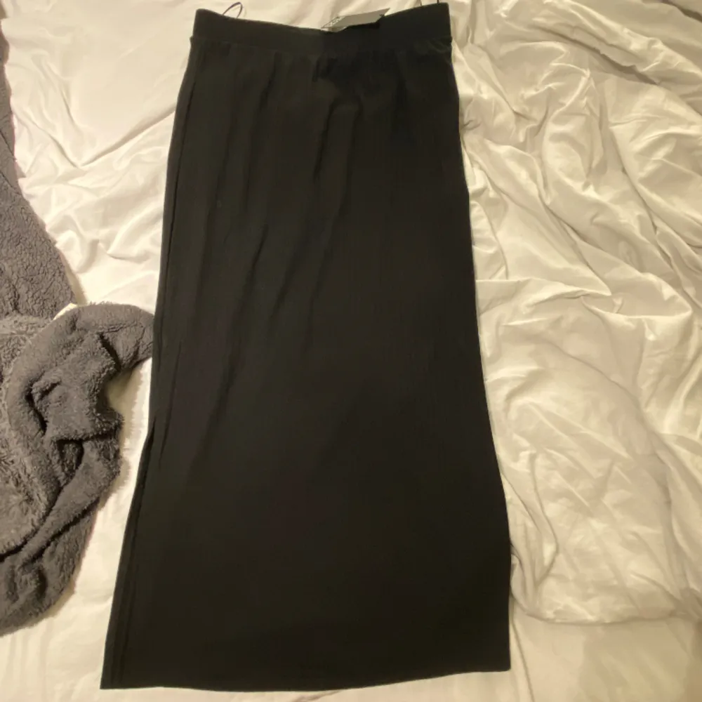 Svart midi kjol med slits från Pieces, aldrig använt! Stolek M och 150kr+frakt💖. Kjolar.