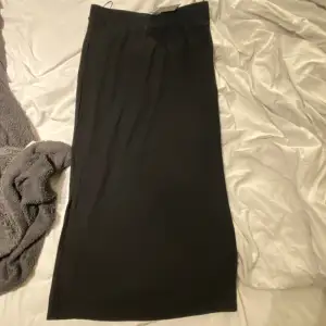 Svart midi kjol med slits från Pieces, aldrig använt! Stolek M och 150kr+frakt💖