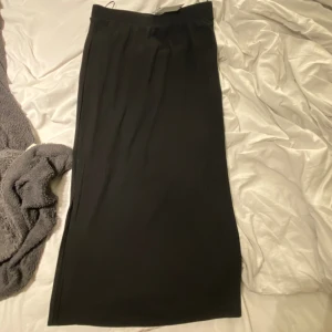 Midi kjol - Svart midi kjol med slits från Pieces, aldrig använt! Stolek M och 150kr+frakt💖