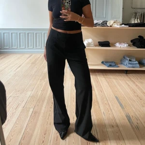 Djerf Avenue kostymbyxor  - Svarta superfina Djerf Avenue byxor i storlek XS. Nyskick. Mid waist, modellen på sista bilden har storlek XXS för storleksuppskattning. Skriv för egna bilder om önskas. Nypris 1599kr