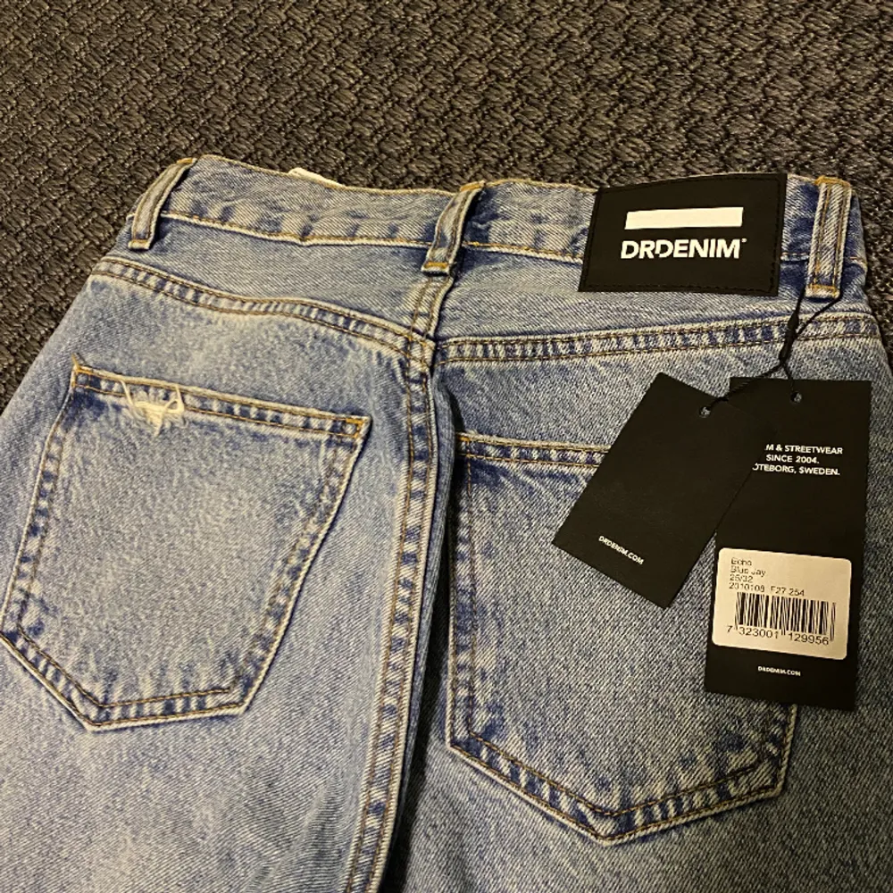 Säljer ett par oanvända nya Drdenim Streetwear. De är i modellen Echo Blue Jay storlek 25/32. Ny pris 799kr. Säljer de eftersom det inte är min stil och jag har fått det som present. . Jeans & Byxor.