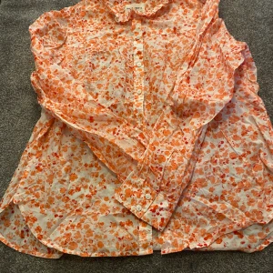 Helt ny blus - I  ny skick aldrig använd, 