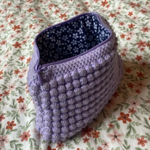 Popcorn neccesär - Hemgjord neccesär som är virkad med så kallat popcorn stygn den är perfekt att ha i väskan med småsaker☺️💕