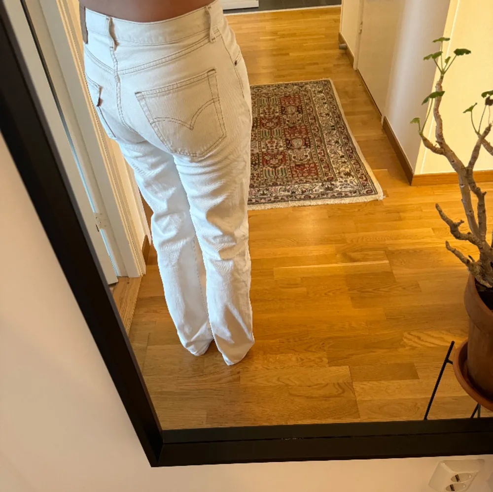 As coola vintage Levis jeans! Lågmidjade och är i perfekt längd (165cm)! Oklart vad de är för storlek men passar mig som har storlek 36 i jeans.. Jeans & Byxor.