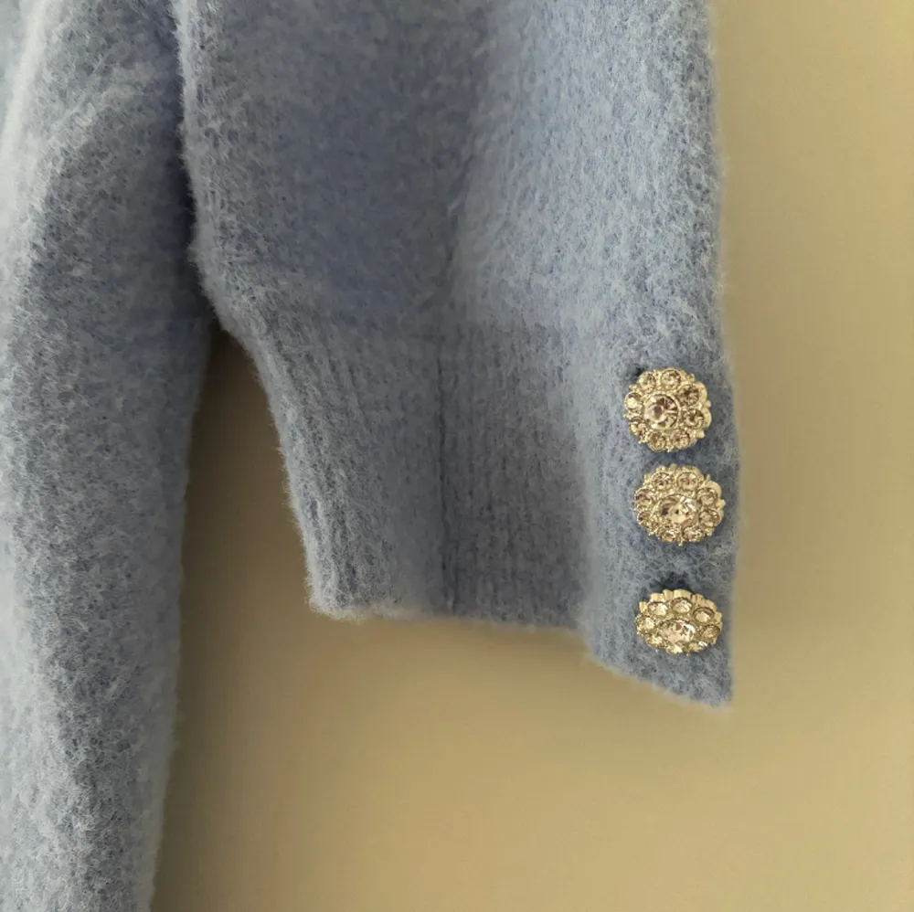 En super söt tröja från Zara med silver knappar på, använd 1/2 gånger🩷 säljer då den inte går ihop med mina smycken💞. Blusar.