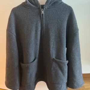 Ull kappa - Skit snygg ull jacka! Passar till ALLT och är så då varm och skön, perfekt till våren! Knappt använd i bra skick🙏🏽 Storlek M men passar mellan XS-L