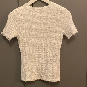 Zara topp - Säljer denna superfina zara topp! Helt ny med prislappen kvar, köpte den på rean för ett tag sen för 89kr! Säljer den för 89kr+ frakt! 