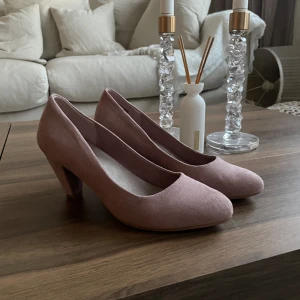 Klackskor - Rosa klackskor i fint skick, använda en gång. Köparen står för frakt! 🩷