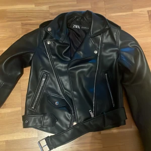 Zara skinnjacka - Jätte cool och snygg jacka från zara som Max är andvänd 10 gånger💕 köpt för 450 så säljer för halva priset. Inga som hälst defekten. Säljer då den har blivit för liten💕❤️❤️