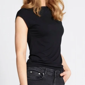 Topp - Lager157 - Säljer en oanvänd topp från Lager157 då den är lite stor för mig. Populär topp som liknar de från GinaTricot. Väldigt mjukt material. (Första bilden är lånad från nätet).