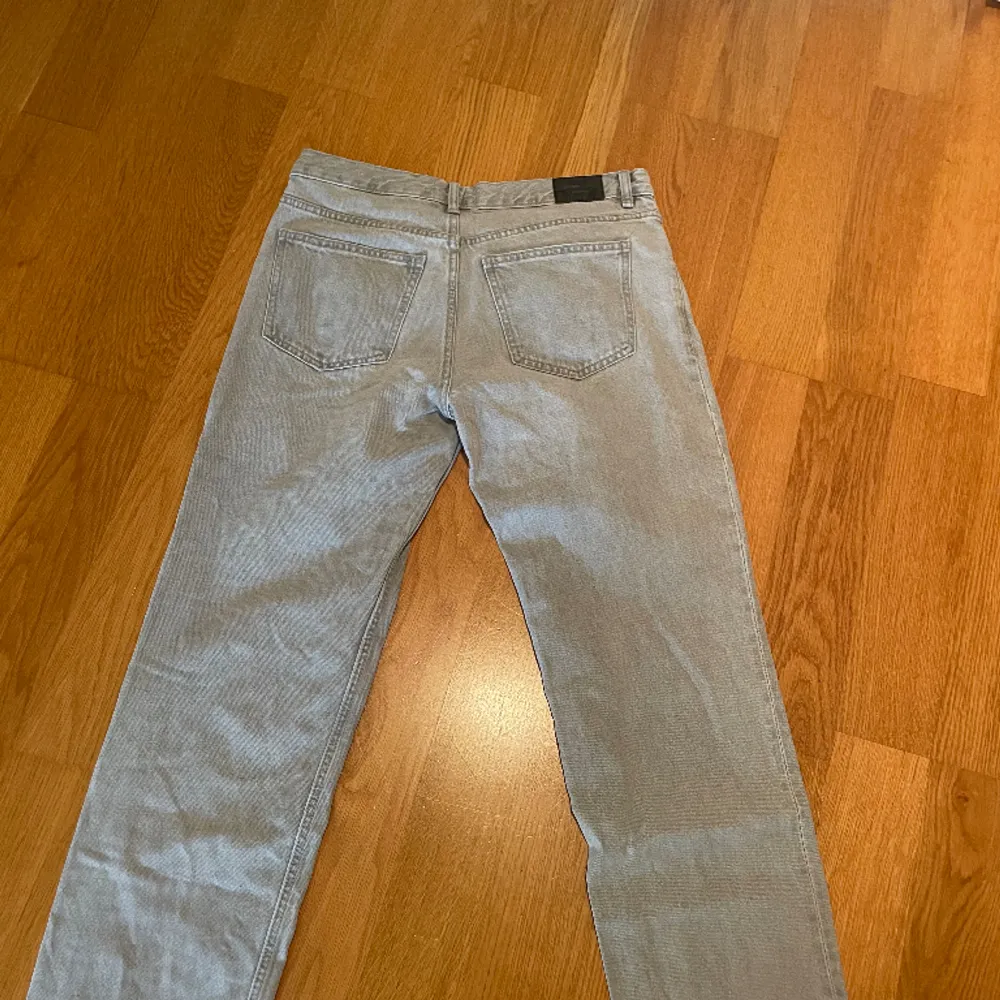 Köpt mina gråa jeans på ginatrico för cirka 1 månad sen men aldrig använda. Super fina och bra skick  köpa för 500 säljer för 300 pris kan diskuteras . Jeans & Byxor.