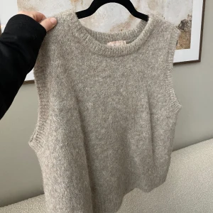 Väst  - Superfin väst från Soft rebels, strl L men mer som en M🦋 grå/beige i färgen. Nypris 1000kr