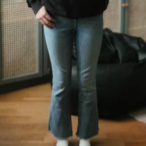 Riktigt snygga bootcut jeans från Zara! De är i storlek S men passar även mig med xxs-xs, skriv för mer info💞