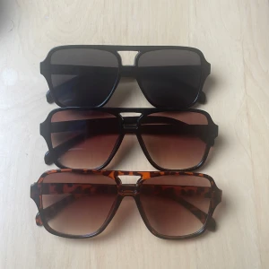 Solglasögon  - Säljer då jag råka köpa dubbelt men de e fina och i nyskick<3   60 för alla eller 25 styck