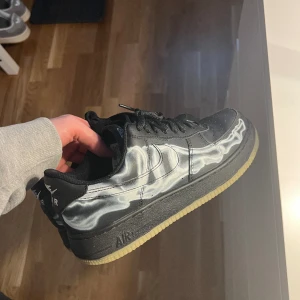Nike air force  - Säljer mina favoritskor då dem inte passar längre. Har haft dem länge men de är i sparsamt skick. Dessutom lyser sulorna neongrönt i mörkret efter att dem har fått solljus på sig.