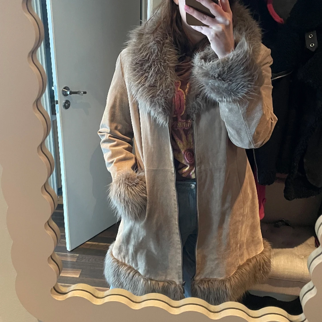 Skinnkappa med päls 