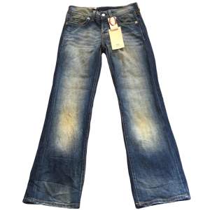 Supersnygga jeans från Crocker i nyskick! Straightleg/flare, 100% bomull Ordinarie pris 899kr, Midjemått 75cm Innerbenslängd 74cm Grenmått 22cm